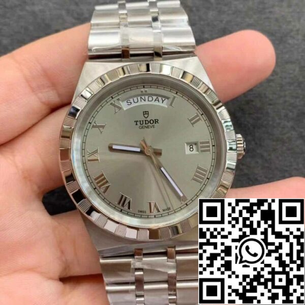 2 10 915d913d 35a9 4e4d bf02 4c481e673397 Replika Tudor Royal M28600-0001 Day date V7 Factory Silver Dial