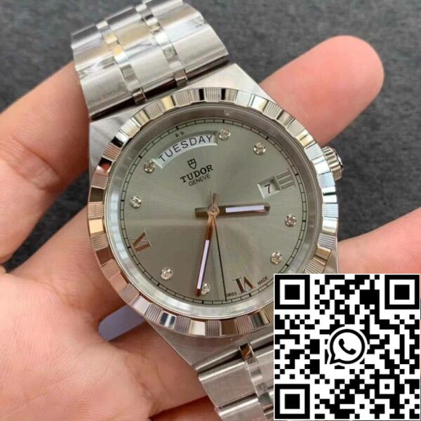 3 9 fcbc5c15 0e23 40ac bec4 f691fd747336 Replica Tudor Royal M28600-0002 Day Date V7 Factory Diamond Dial