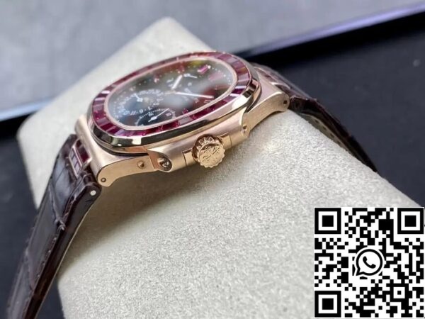 7 32 9eca21ce 52de 4851 992a 59aa1f43243a Patek Philippe Nautilus 5724 1:1 Best Edition GR Fabrieks Rose Gouden Kast