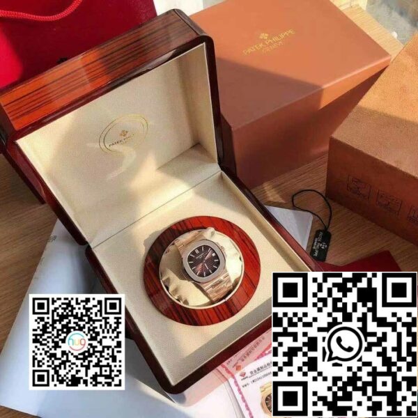 Patek Philippe Nautilus 5711/1R-001 - Mostrador vermelho claro em ouro rosa de 18k