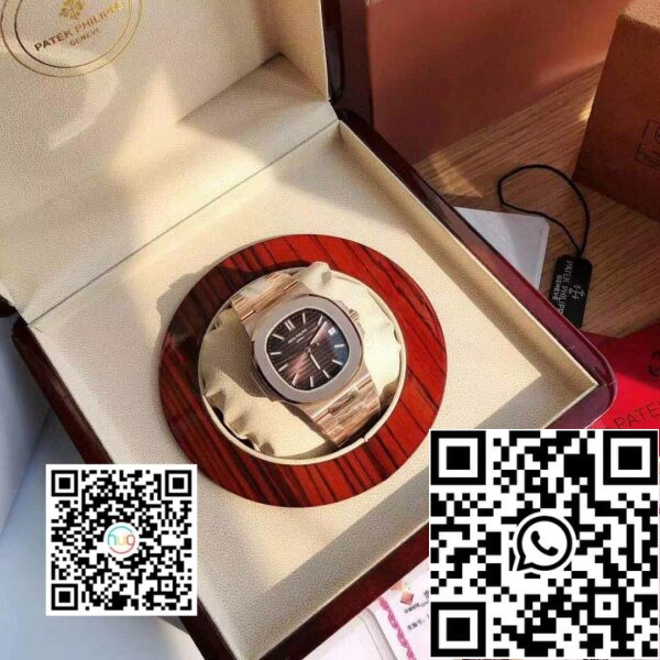 Patek Philippe Nautilus 5711/1R-001 - Mostrador vermelho claro em ouro rosa de 18k