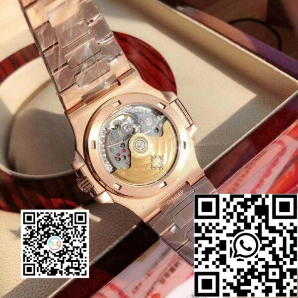 Patek Philippe Nautilus 5711/1R-001 - Mostrador vermelho claro em ouro rosa de 18k