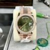 z4619468560051 19c9e879e7201a3cf3b8fc86047b1b6b dd557681 2ead 41a9 bef6 d3af96e246d5 Rolex Day-Date 40 228345RBR olajzöld számlap, 18k rózsaarany és gyémánt körbetekercselt