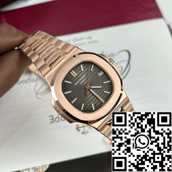 z4620628951839 5e07b3a6e4588cb6c506de883f7d1639 Patek Philippe Nautilus 5711/1R-001 -Kääritty 18k Rose Gold 3K tehtaalta