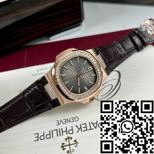 z4631955068347 71feb16fd5b77abd7c2306afa1e7dea8 Patek Philippe Nautilus 5711/1R-001 -Bőrszíjjal és gyémánttal díszített, 18k színű bőrszíjjal ellátott változat.