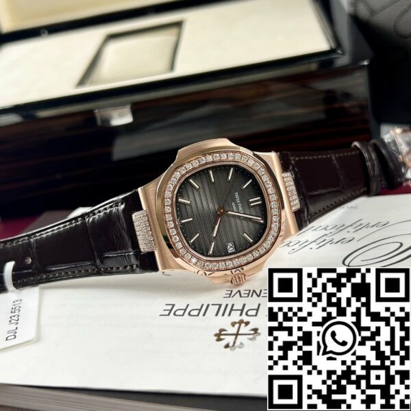 z4631955082770 18170639d0bcb82bc53345616b54d617 Patek Philippe Nautilus 5711/1R-001 -Version med läderband i 18k och diamant