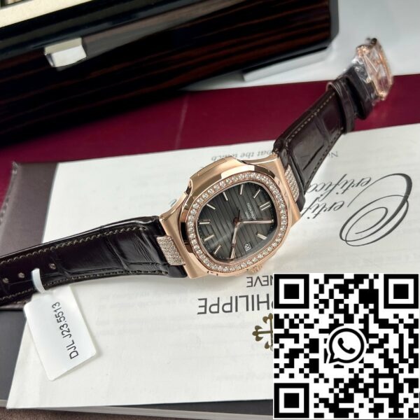 z4631955087543 6cc5533bc6b773fa12d6f6f812c817a3 Patek Philippe Nautilus 5711/1R-001 -Version med läderband i 18k och diamant