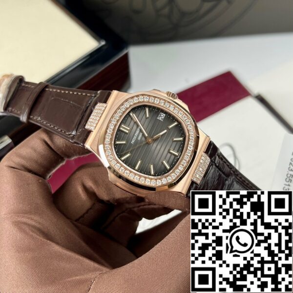 z4631955093986 2212f8a1418be5c42a8099d479c3d3aa Patek Philippe Nautilus 5711/1R-001 -Version med läderband i 18k och diamant