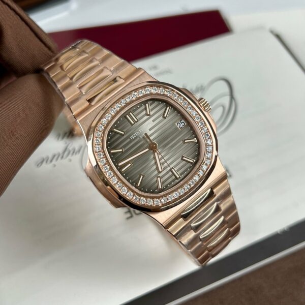 z4631960855649 d391109fa813a6f856ef8767e4eab7e9 Patek Philippe Nautilus 5711/1R-001 - Incartato in oro rosa 18 carati e diamanti di fabbrica 3K