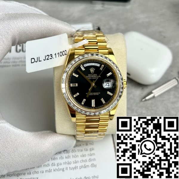 z4645734750396 3816ec63505b1182740947149962cb2e 02264516 b2ca 437d a9e4 c4ab84996a0e Rolex Day-Date 40 228398TBR envuelto oro amarillo 18k y bisel moissanite Baguette