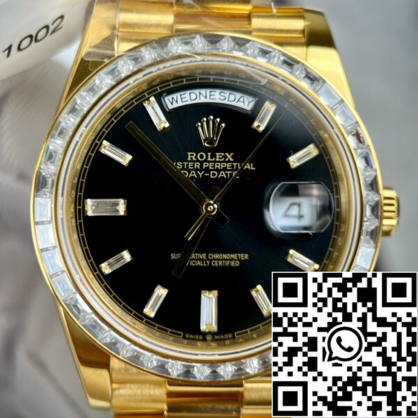 z4645734764116 3aab9749c15b7038b7ab9edc5c1f80cc 5ae675a6 07e7 4ddc 900e 03f83eb4681c Rolex Day-Date 40 228398TBR owinięty 18-karatowym żółtym złotem i ramką z bagietką moissanite