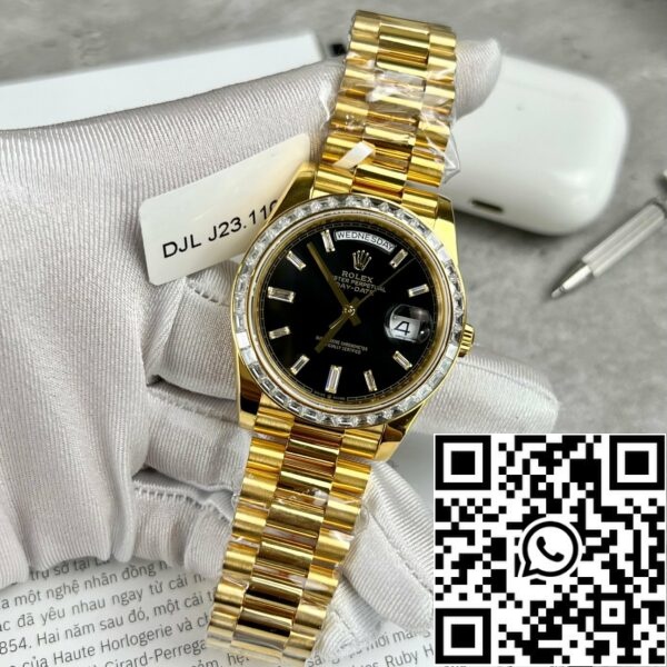 z4645734768180 a3f985b47bd3fb252f2242326cadc481 fa4b0a5b 4d26 49bb 91d7 30b736fc73ed Rolex Day-Date 40 228398TBR owinięty 18-karatowym żółtym złotem i ramką z bagietką z moissanitu