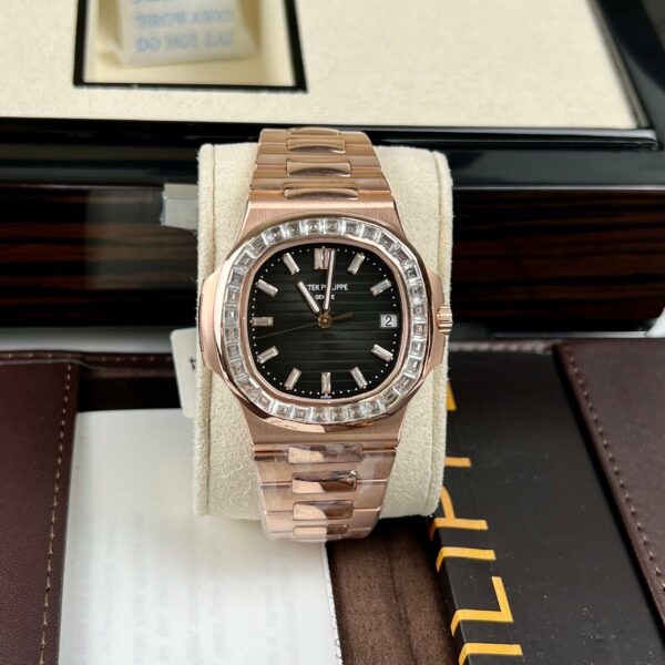 z4660904629695 74ab0a7d0bbbcae2f182abadf6ccdfd4 Patek Philippe Nautilus 5711/1R-001 - Incartato in oro rosa 18 carati e baguette di moissanite