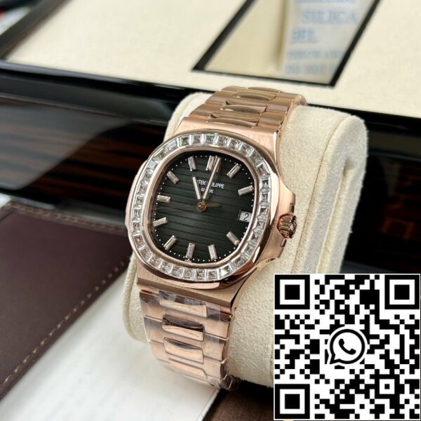 z4660904634370 062422febc473e8c398678b04b8629bd Patek Philippe Nautilus 5711/1R-001 -Baguete em ouro rosa de 18k e moissanite