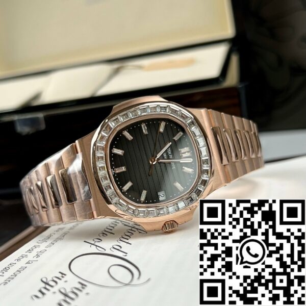 z4660904638685 b1e86ed854597bed71a59318b873b388 Patek Philippe Nautilus 5711/1R-001 - Baguette en or rose 18 carats et Moissanite