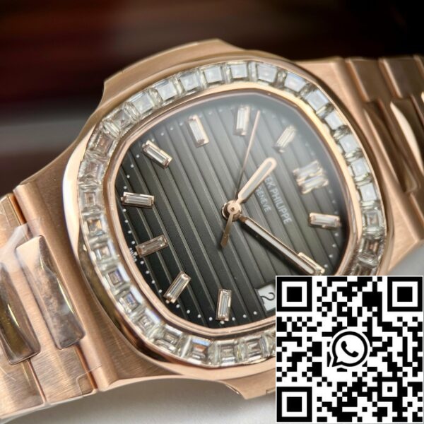 z4660904656643 8e1a5093d3709d9152ad9f19c177ea03 Patek Philippe Nautilus 5711/1R-001 - Incartato in oro rosa 18k e baguette di moissanite