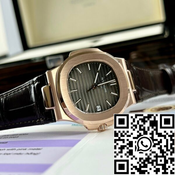 z4664181446397 d91ac77a3e648f82d90067018e9dcf7e Patek Philippe Nautilus 5711/1R-001 - Versão com bracelete em pele em ouro rosa de 18k