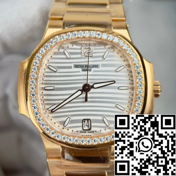 z4688017965676 52e9beeef25d0605c4863166d483f3ce Patek Philippe Nautilus 7118/1R-010 oro 18k con quadrante bianco e pietra Moissanite personalizzata