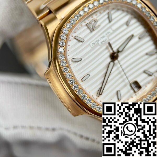 z4688017966357 38d0cbb7db4cec95d42b2e57a316ca38 Patek Philippe Nautilus 7118/1R-010 oro 18k con quadrante bianco e pietra Moissanite personalizzata