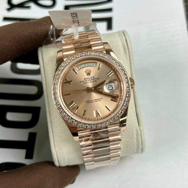 z4689778094366 e5355d1797e9ec4c3b8831a10ab7bf2b 8ddfc62e b6f5 4158 8d3b e5a358668b00 Rolex Oyster Day-Date 40mm 228235 покритие 18k розово злато Най-доброто 1:1 издание 130 грама моисанит безел