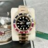 z4731820080670 85f584e26434f2fd2a907a0adda98e14 d2e35467 9566 44da 8518 4b0024fc2a34 Rolex GMT-Master II 126755 Rainbow Bezel Best 1:1 Edition cu piatră de rubin și 18k învelit