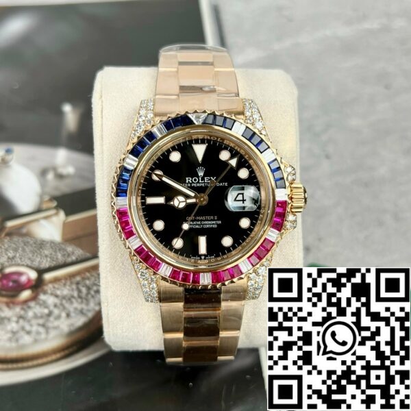 z4731820080670 85f584e26434f2fd2a907a0adda98e14 d2e35467 9566 44da 8518 4b0024fc2a34 Rolex GMT-Master II 126755 Rainbow Bezel Best 1:1 Edition med Ruby Stone og 18k indpakket