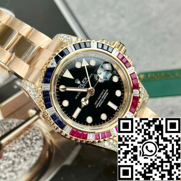 z4731820123349 b290426a5df3a59cd3cacd35bd046be7 feb7d745 1e48 4464 ba68 6e66e18766ce Rolex GMT-Master II 126755 Rainbow Bezel Best 1:1 Edition med Ruby Stone och 18k inslagen