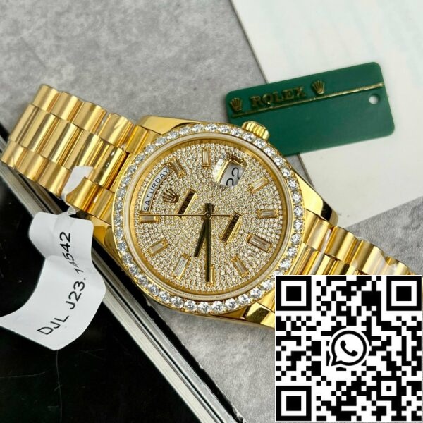 z4813438358510 fb6aad9583e469672b6fe6912767c125 88009852 4a61 4420 abe8 82b95f7a3dd0 Rolex Day-Date m228398tbr-0036 Klocka 40mm belagd 18k med full Moissanite