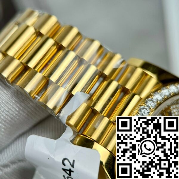 z4813438404740 0e2deff0a51b62140e8519a615d18704 8e0a3217 c0f4 4a88 ac16 7bf7f024e6d9 Rolex Day-Date m228398tbr-0036 Ur 40mm belagt 18k med fuld Moissanite