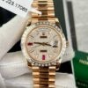 z4836192672916 93e1f69febac91606f4a4b494938b690 02ec3270 fd35 424d 81f4 cb9fff187f4c Rolex Day-Date 36mm Everose Gold 128345RBR belagd 18k med full Moissanite