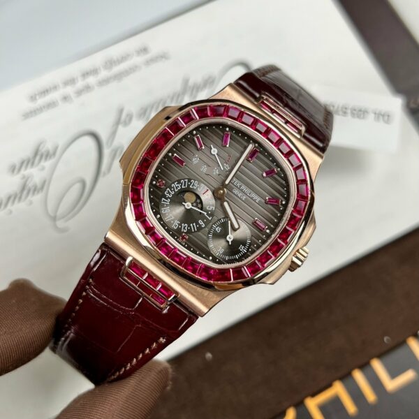 z5029362035898 02d947e89a6b1925c2b4ef14ba17b137 Patek Philippe Nautilus 5712 18k roséguld 1:1 best Edition PPF Factory custom Ruby Stone