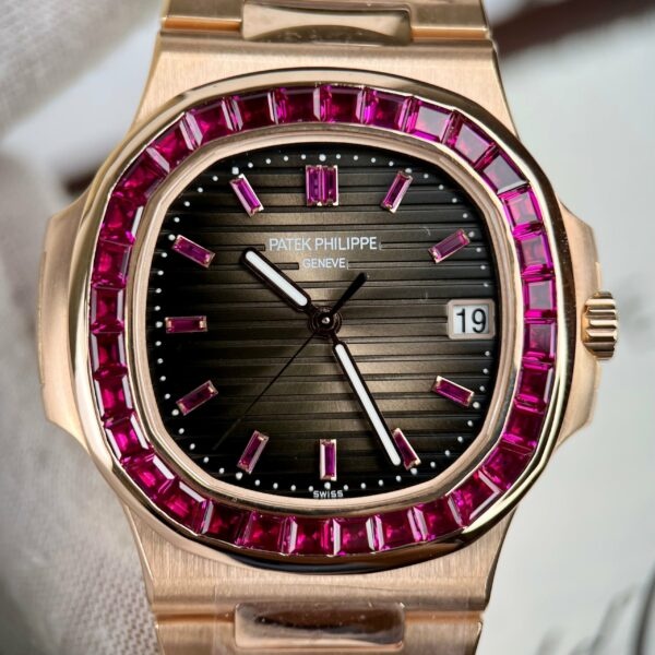 z5029364526897 eebaf72eb26c5a65c6aea7885f72f079 Patek Philippe Nautilus 5711 oro rosa 18k 1:1 best Edition PPF Factory custom Ruby Stone