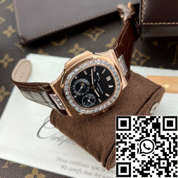 z5270692337424 0644fe0598c664f25cf3ce01505c8016 Patek Philippe Nautilus 5724R-001 GR завод 1:1 лучшее издание черный циферблат розовое золото и камень