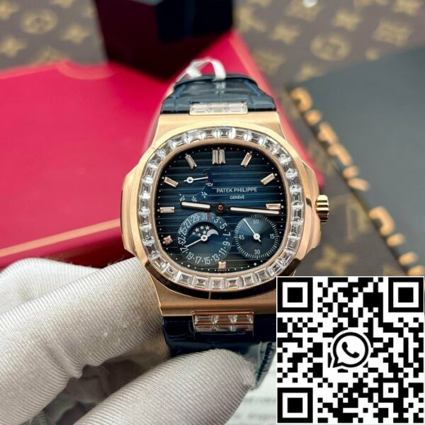 z5273296894185 55404aecb8b80b5db73c7db69b3dc115 Patek Philippe Nautilus 5724R 1:1 best edition Mostrador azul personalizado 18k e moissanite