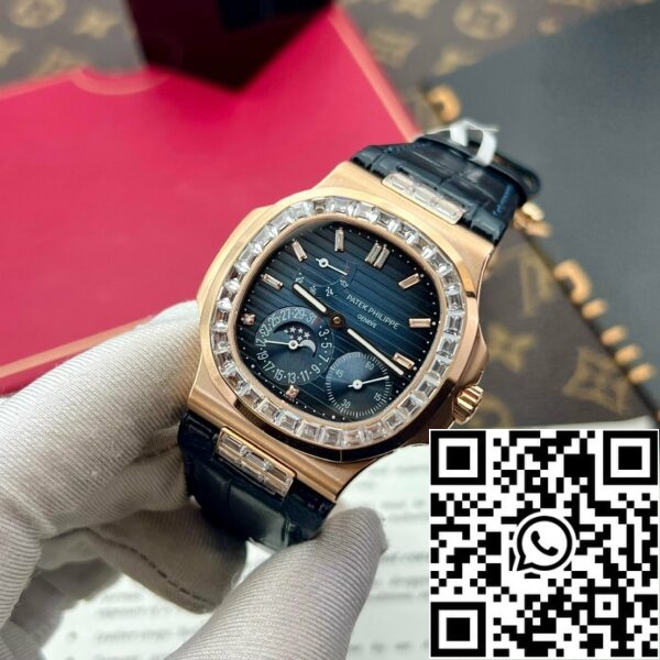 z5273296904298 69f578b6072b8653632f9f1f51b8499b Patek Philippe Nautilus 5724R 1:1 melhor edição Mostrador azul personalizado 18k e moissanite