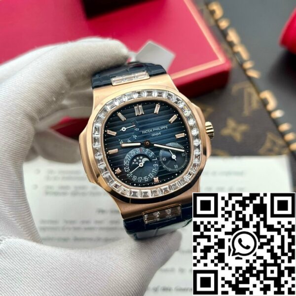 z5273296909323 84a02dc76d61a1bf36c603013e2fc7f1 Patek Philippe Nautilus 5724R 1:1 melhor edição Mostrador azul personalizado 18k e moissanite