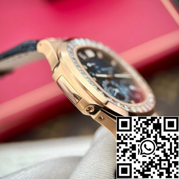 z5273296947475 134cddc28c5294a8673e1a6f304d24ed Patek Philippe Nautilus 5724R 1:1 legjobb kiadás Kék számlap egyedi 18k és moissanite