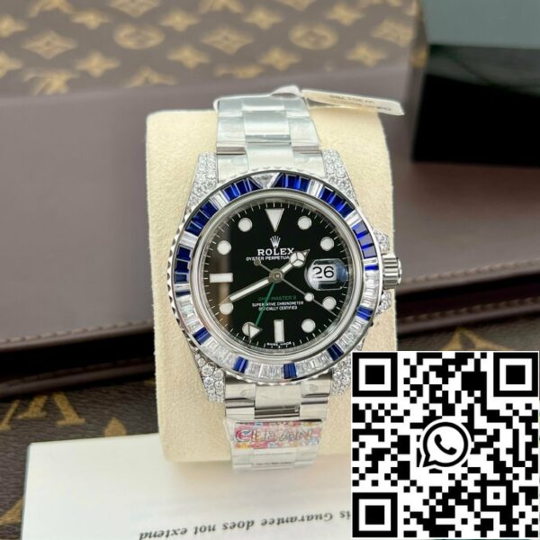 z5277955769301 b00e4c5e608da935bc292809f586dafb 898e62d0 c93b 4ab6 a9cb ec8318c343b2 Rolex GMT Master II 116759SARU 1:1 legjobb kiadás Custom Rubin zafír és Moissanite fekete számlapja