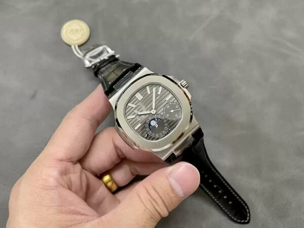 z5492146009338 bda6ef06de9a1dc094b2b74da1dff5d6 Patek Philippe Nautilus 5712G-001 Szürke számlap 1:1 Best Edition PPF gyári V2 bőrszíj