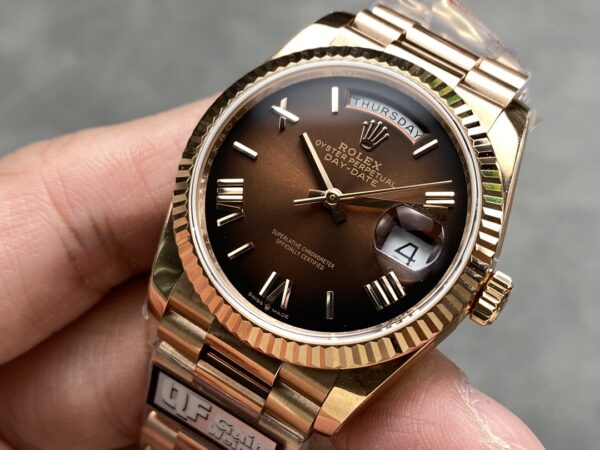 i1724950523 8835 1 Rolex Day Date M128235-0075 Esfera Numeral QF Factory 1:1 Super Clon Esfera Chocolate Oro Rosa